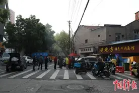 武汉启封 歇业多日的早餐店人们排长队等待热干面图片