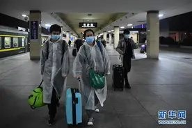 武汉“解封”后经停的首趟旅客列车驶达长沙图片