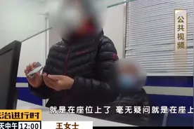 北京南站：马大哈把背包遗落在安检仪上图片