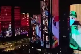 回顾武汉“解封”灯光秀瞬间，钟响灯亮，市民高喊加油图片