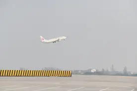 首趟航班飞三亚 离汉国内“空中通道”恢复图片