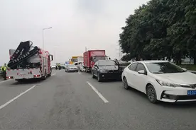 九车相撞一人被困 消防急救援图片