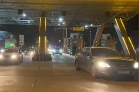 武汉解封凌晨，高速口离汉车辆排队3公里视频封面