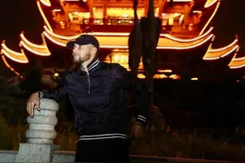 库里晒黄鹤楼前照片祝贺武汉解封，盼有机会故地重游图片