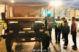 “四不像”非法拼装车上路被查 无牌无证无保险图片