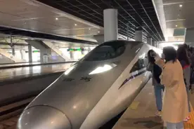 武汉解封后，首趟武汉至杭州G584/1次列车抵杭视频封面