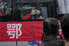 心酸！“英雄妈妈”解除“封印”回家，2岁女儿看到她却没有反应……图片