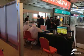 第一列武汉来济列车已到达 73名乘客登记后将被专车接到服务点进行核酸检测图片