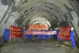 在建川藏铁路拉萨至林芝段全线47座隧道全部贯通 拉林铁路将在2021年建成通车图片