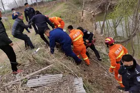 常在河边走真的湿了鞋！鹿邑一男子失足落水险些丢命图片