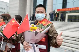 援鄂抗疫群英谱② | 他是幽默暖心的“光头老师”图片