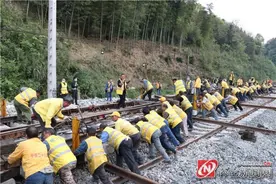 渝怀铁路二线连通焦柳线封锁施工顺利完成图片
