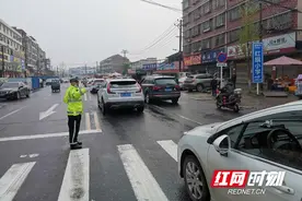 邵阳交警清明假期严控交通违法 保畅通图片
