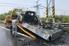 小货车在高速自燃，车上1吨大米险成“爆米花”图片