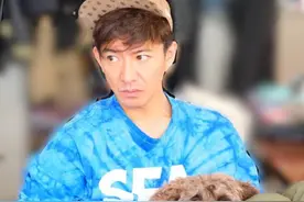 木村拓哉晒居家近照 穿扎染卫衣怀抱爱犬潮范十足图片