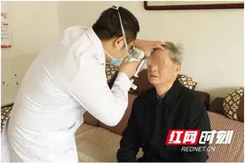 长沙爱尔眼科白内障团队上门慰问手术后老人图片