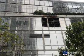 深圳一商业广场汗蒸房电器短路引火灾，浓烟滚滚窗户玻璃直往下掉图片