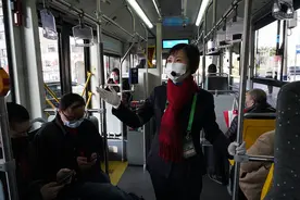 乘务员讲解沿线景点，申城71路今起推“红色之旅”服务图片