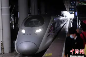 首趟离汉跨省高铁列车抵达南宁 旅客通过体温检测顺利出站图片