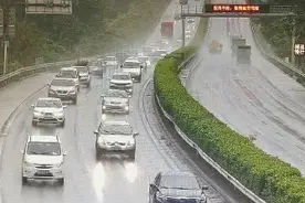 男子开加长车嫌停车位太短，竟把车停路上！被关15天图片