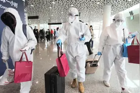 武汉解封后首架客运航班落地深圳，每位旅客均须接受2次核酸检测视频封面