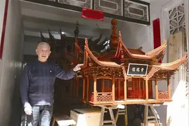 历时七年！没用一根铁钉！龙湾老人手工打造木构黄鹤楼模型图片