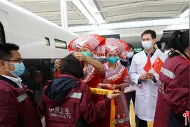 首趟离汉跨省高铁列车抵达广西南宁图片