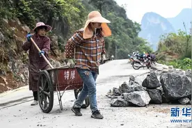 广西大化：升级改造乡级道路图片