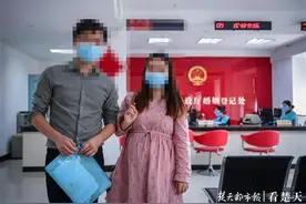 婚姻登记处来了两个外国妹子图片