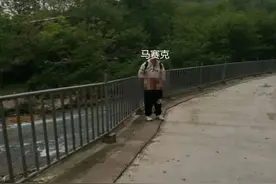 变态！光天化日，桂林一男子竟裸露下体，对着女孩做不雅动作图片