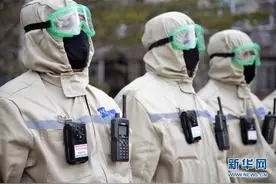 哈萨克斯坦内务部向警务人员提供可重复使用的防护制服图片