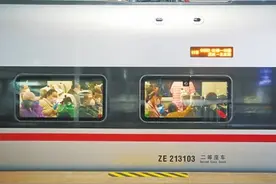 武汉解封首日超600名旅客入郑 主要为在鄂务工返乡人员图片