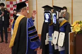 日本一所大学举行特殊毕业典礼 机器人替学生领毕业证图片