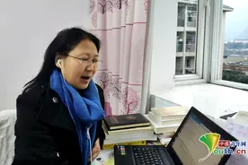 四川高校教师网课上让学生抽读《道德经》签到点名图片