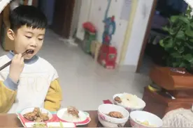 中国餐桌分餐制愿意尝试居家分餐的市民占少数图片