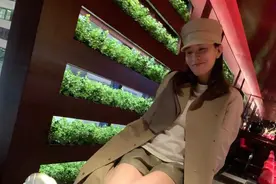 佘诗曼晒奶茶色look美照 穿马丁靴秀长腿温柔干练图片
