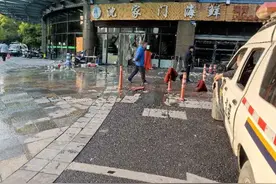 萧山一饭店凌晨发生火灾，消防救出一名被困人员，当场做人工呼吸图片