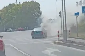 尼桑轿车自燃起火 驾驶员及时逃生图片