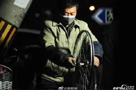 修车师傅北漂20余年夫妻两地分居19年图片