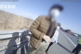 司机车速100迈还敢拍蚊子 结果就撞了……图片