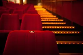 电影院、KTV、剧院等密封式娱乐场所何时能营业？国务院明确了图片