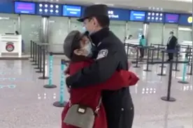 滞留武汉80天，“感动到哭”的女孩机场泪拥民警：特别感谢你们！视频封面