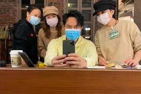 张智霖晒与工作人员合照 齐戴口罩对镜防护超到位图片
