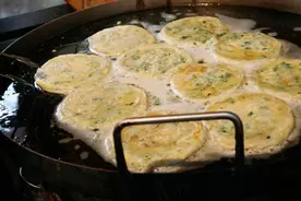 撑老板 | 开在淮海路商圈的葱油饼小店，为情怀而坚守图片