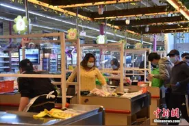 倾倒牛奶、排队领救济，教科书里的大萧条来了？图片
