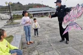 孩子高铁站广场放风筝，溆浦铁路民警及时制止图片