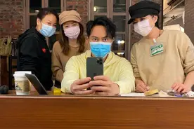 张智霖晒与工作人员合照 戴口罩防护超到位图片