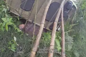 暖闻｜七旬老人驾三轮出车祸被压车底，民警组织群众抬车救人图片