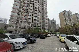 乱停车堵了通道！小区突发火灾，消防车被堵门外救不了火图片