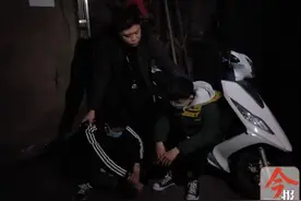 玩大了！两少年对行人猛喷“辣椒水”，面对审讯还在笑图片